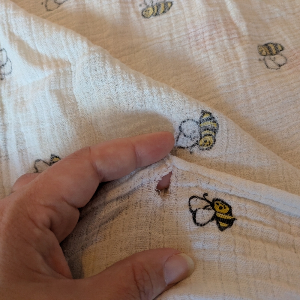 Set of 3 White Muslin Baby Swaddle Blankets with Bees, Turtles & Fish - Picture 4 of 4